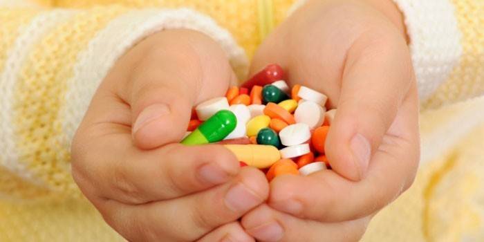 Medicamentos nas mãos