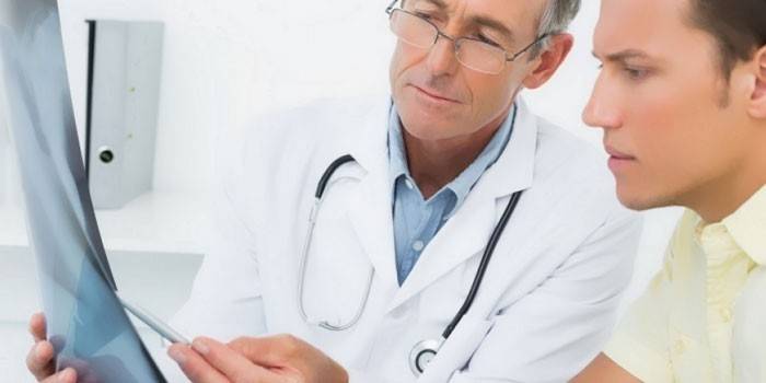Homem na consulta do médico