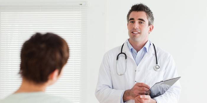 Mujer en la cita del doctor