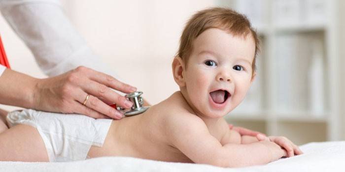 El doctor examina al bebe