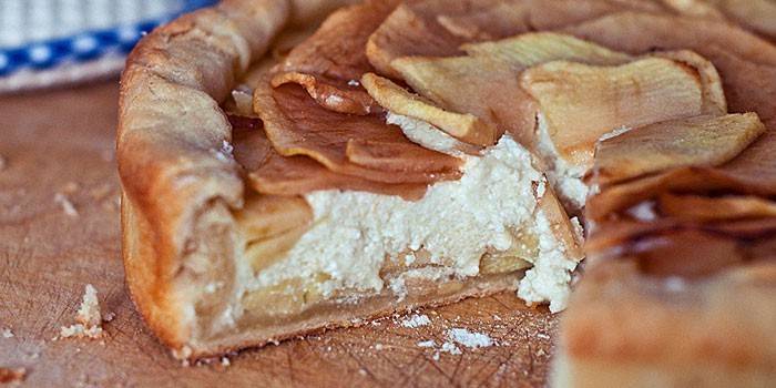 Torta de massa folhada com recheio de requeijão e maçãs