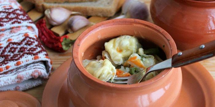 Bolas de masa hervida con verduras al horno en una olla