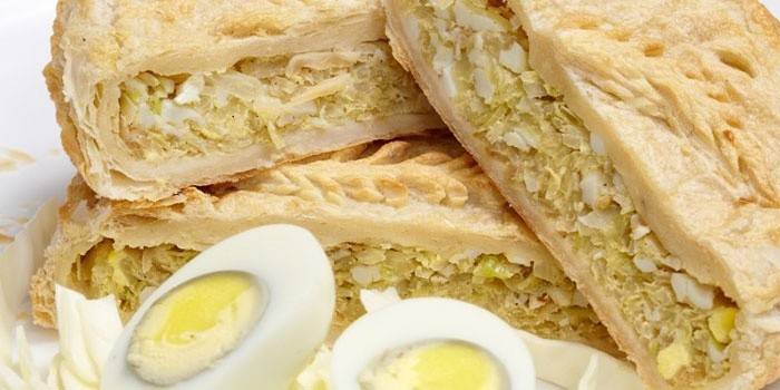 Torta com repolho e ovo da massa folhada acabada