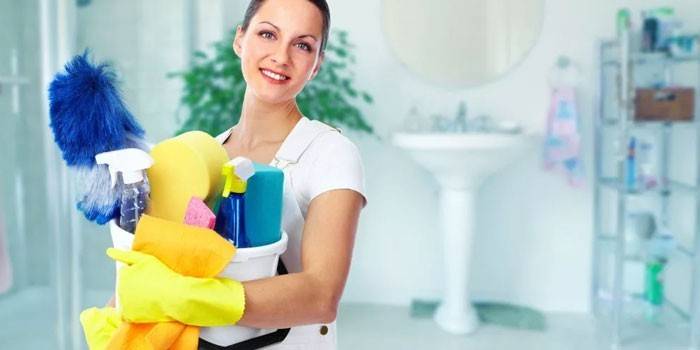 Dziewczyna z produktów do czyszczenia w ręce