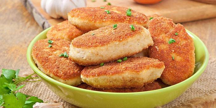 Costeletas fritas em pão ralado