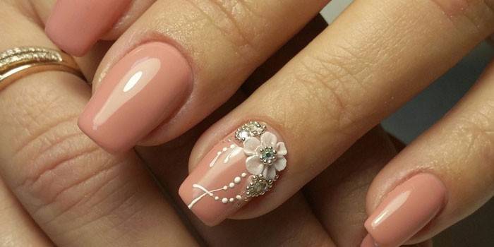 Modelagem acrílica em manicure nude