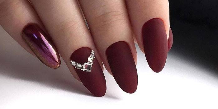 Manicure vinho fosco