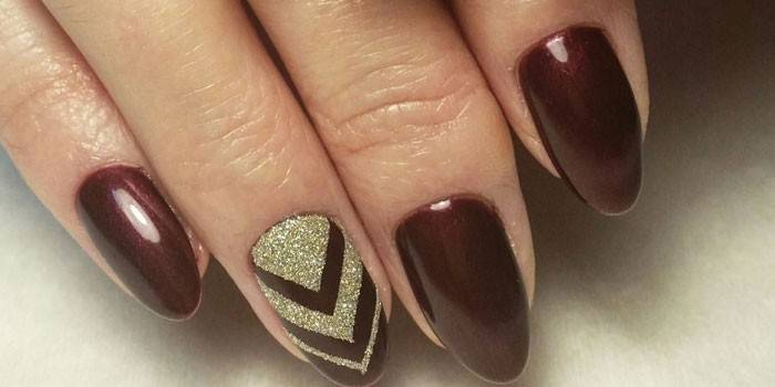 Manicure em tons de Borgonha com um padrão geométrico