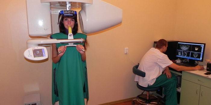 Garota tirar uma foto panorâmica da mandíbula