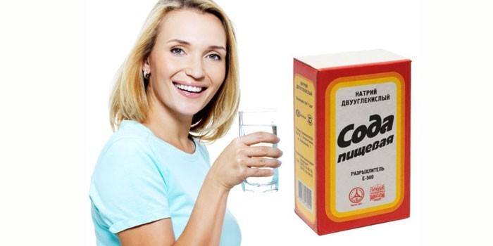 Enjuague la boca con una solución de refresco.
