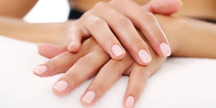 Przezroczysty manicure na krótkie paznokcie