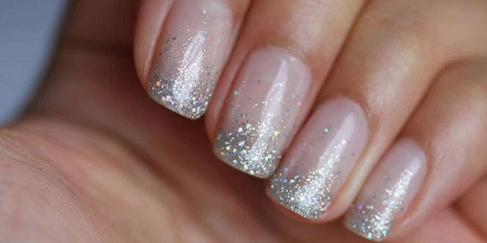 Brokatowy przezroczysty manicure.