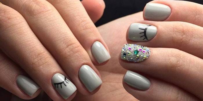 Manicure cinza