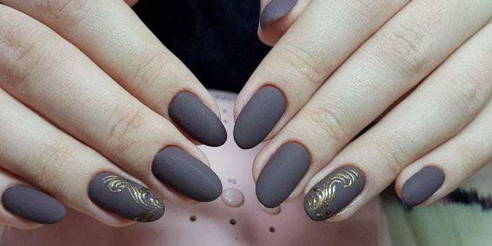 Manicure cinza fosco