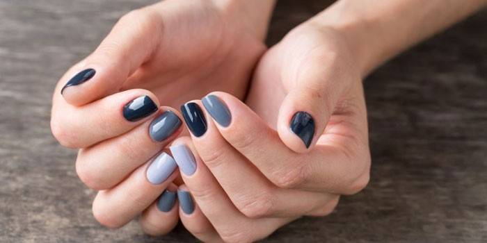 Manicure cinza com esmaltes coloridos em gel