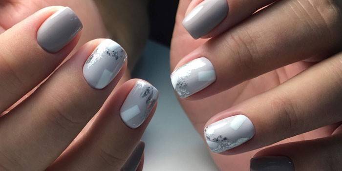 Manicure cinza com folha