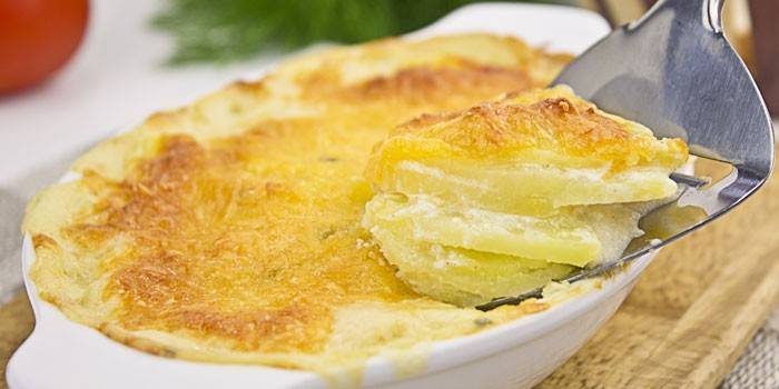 Cazuela de papa bajo una tapa de queso