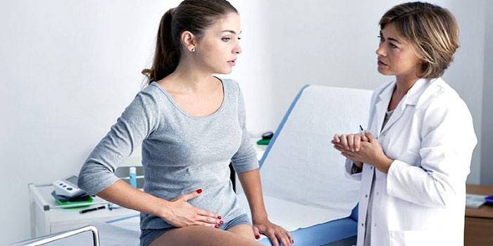 Chica en la cita del doctor