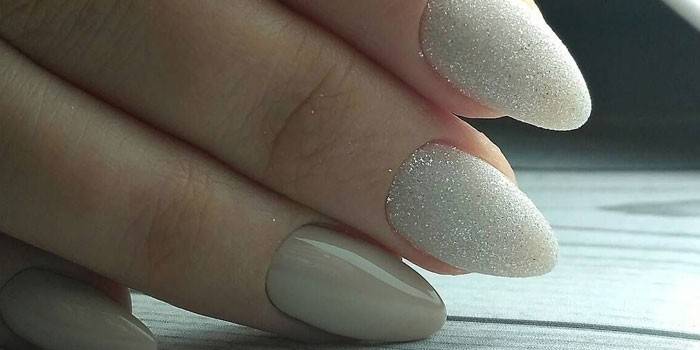 Manicura en forma de almendra