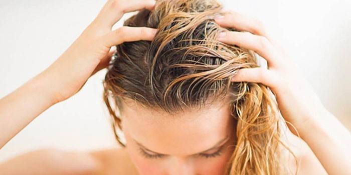Garota massagens no couro cabeludo