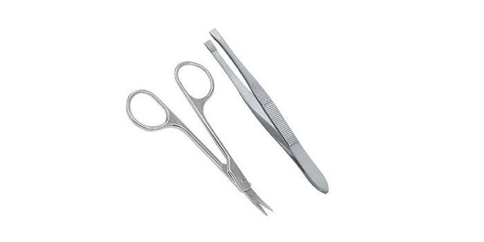 Pinças e pequenas tesouras para manicure