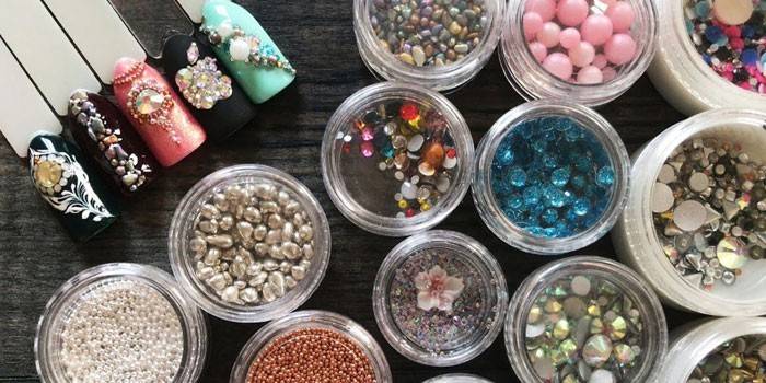Contas e strass para decoração
