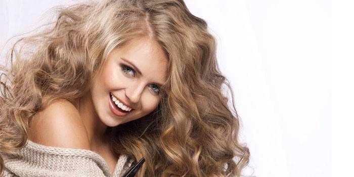 Menina, com, cabelo ondulado