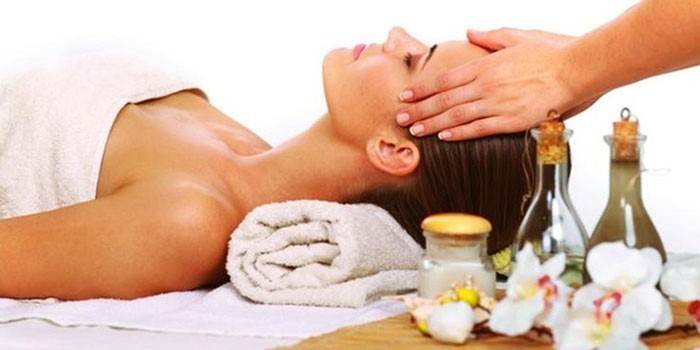 Garota recebe massagem na cabeça de óleo