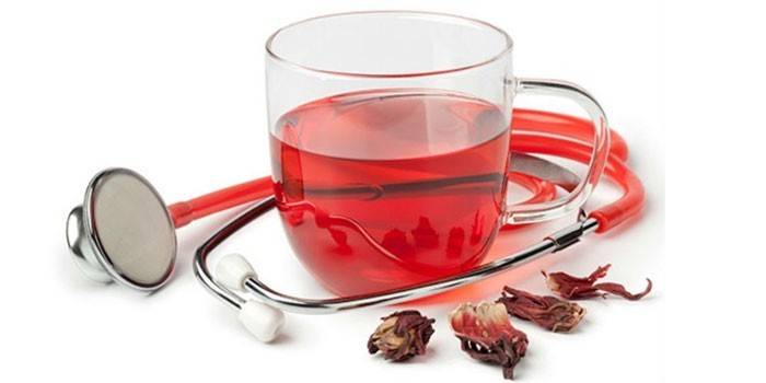 Bebida de hibisco e estetoscópio