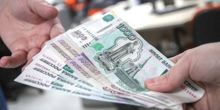 Banknoty w rękach