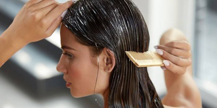 Aceite de coco en el cabello de una niña