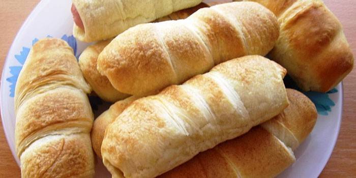 Embutidos preparados en masa de levadura