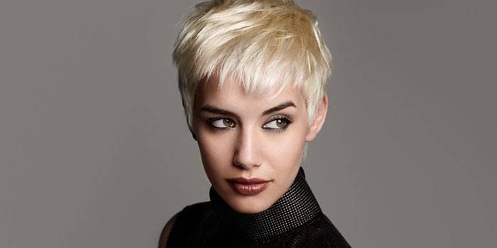 Chica con corte de pelo pixie