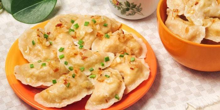 Bolas de masa hervida con cebollas fritas y verdes