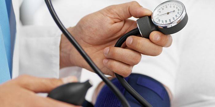 Medic com tonometer na mão