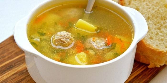 Prato com sopa e uma fatia de pão