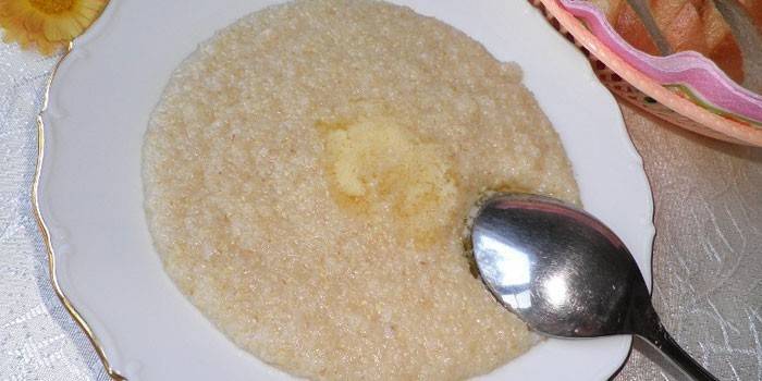 Gachas de cereal de trigo con mantequilla