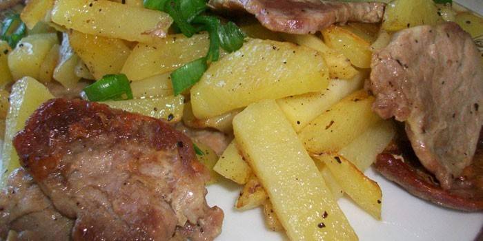 Smażone ziemniaki z wieprzowiną