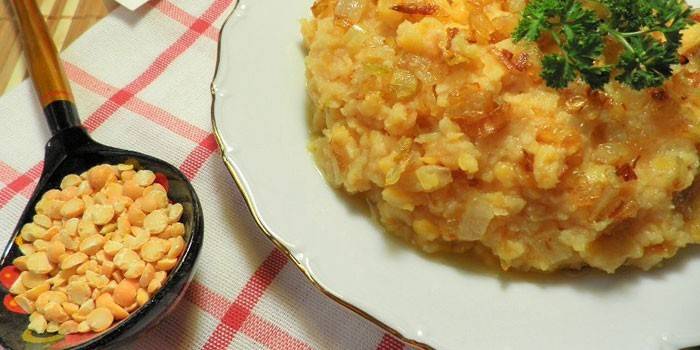Mingau com ervilhas e cebola frita