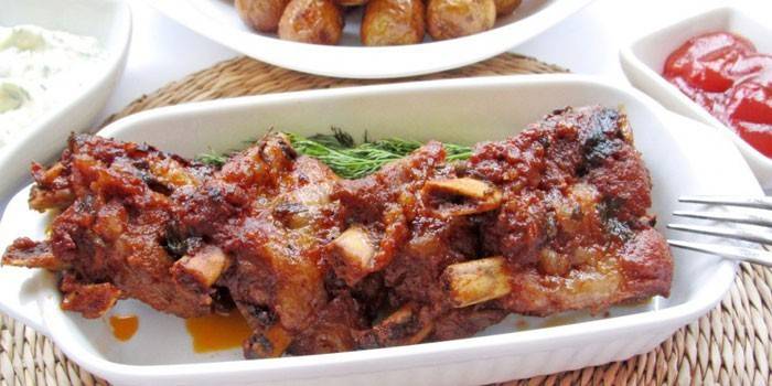 Pieczone żeberka wieprzowe w sosie pomidorowo-sojowym