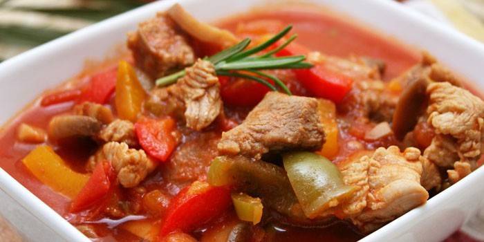 Ensopado de legumes com fatias de carne de porco