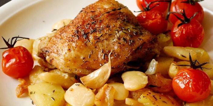 Pieczone udko z kurczaka z ziemniakami i pomidorami