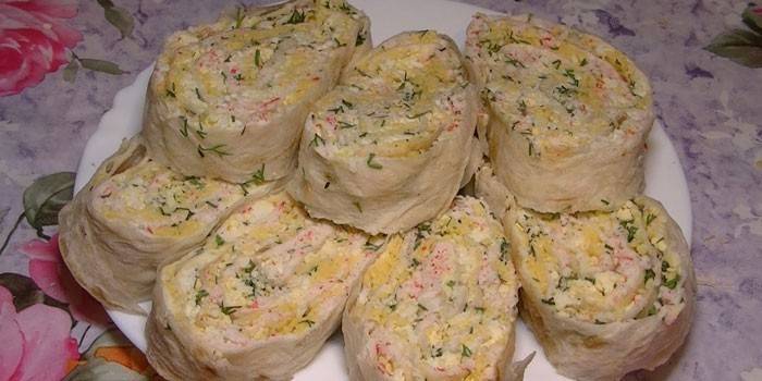 Bułki Pita nadziewane jajkami i paluszkami krabowymi