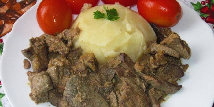 Hígado de cerdo con puré de papas y tomates.