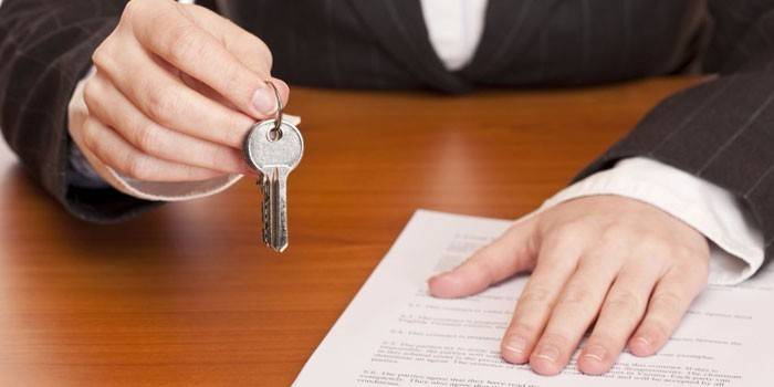 Hombre con documento y llave
