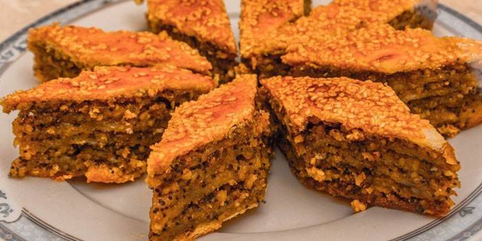 Variação de baklava com sementes de papoila e gergelim em um prato