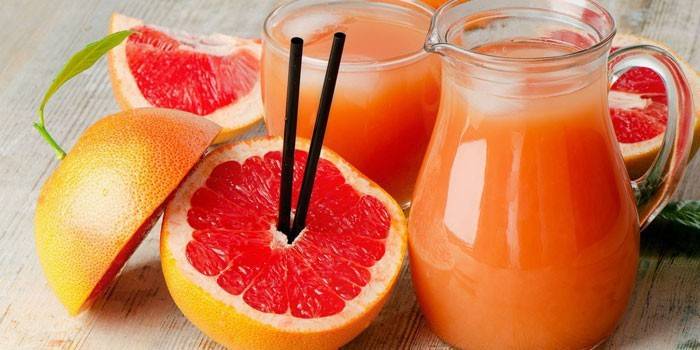 Sok grejpfrutowy w dzbanku i szklance