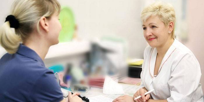 Mulher na consulta do médico