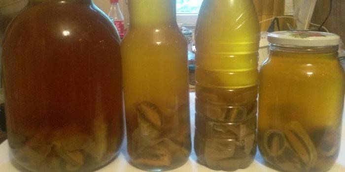 Zabawa z infuzją grzybową w puszkach i butelkach