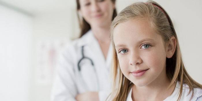 Menina e médico
